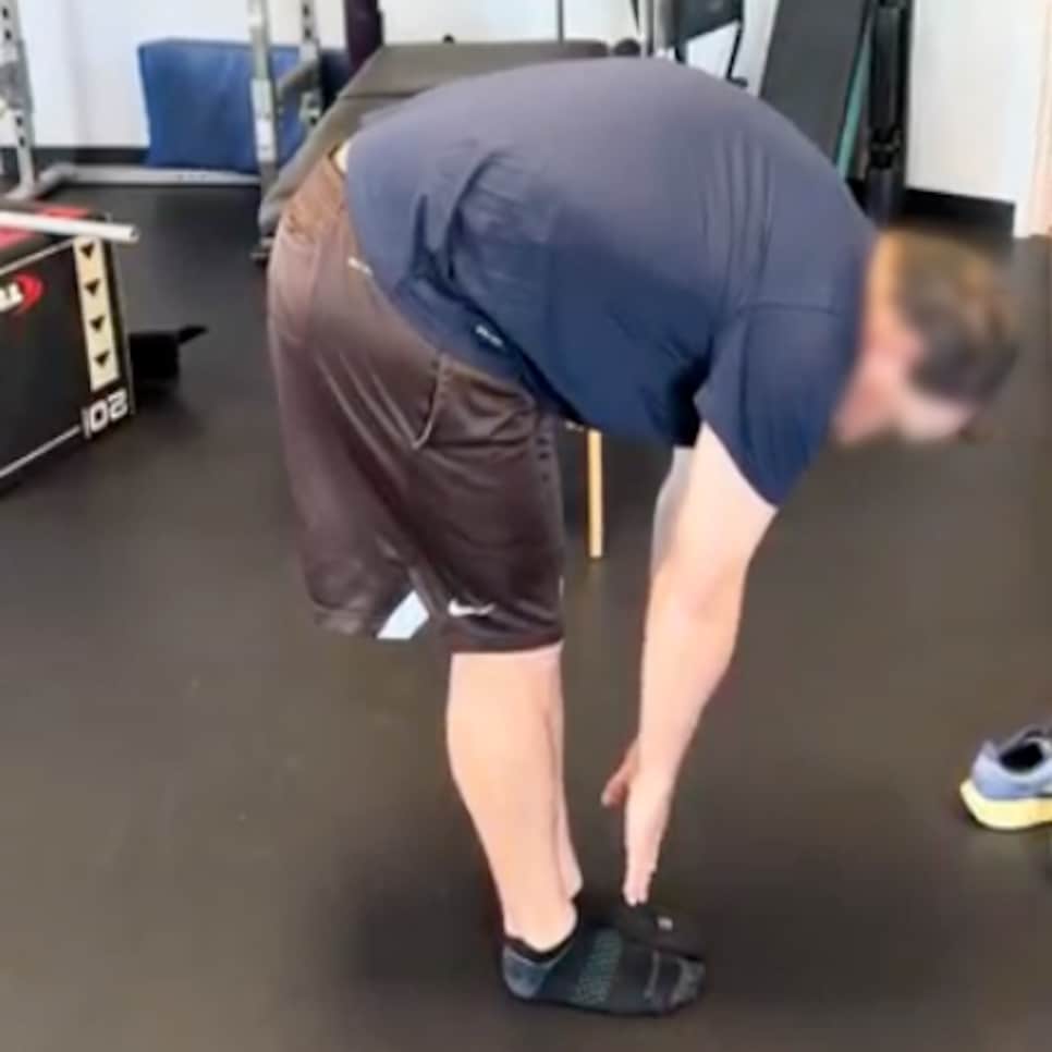 /content/dam/images/golfdigest/fullset/fitness-2024/bad toe touch.png